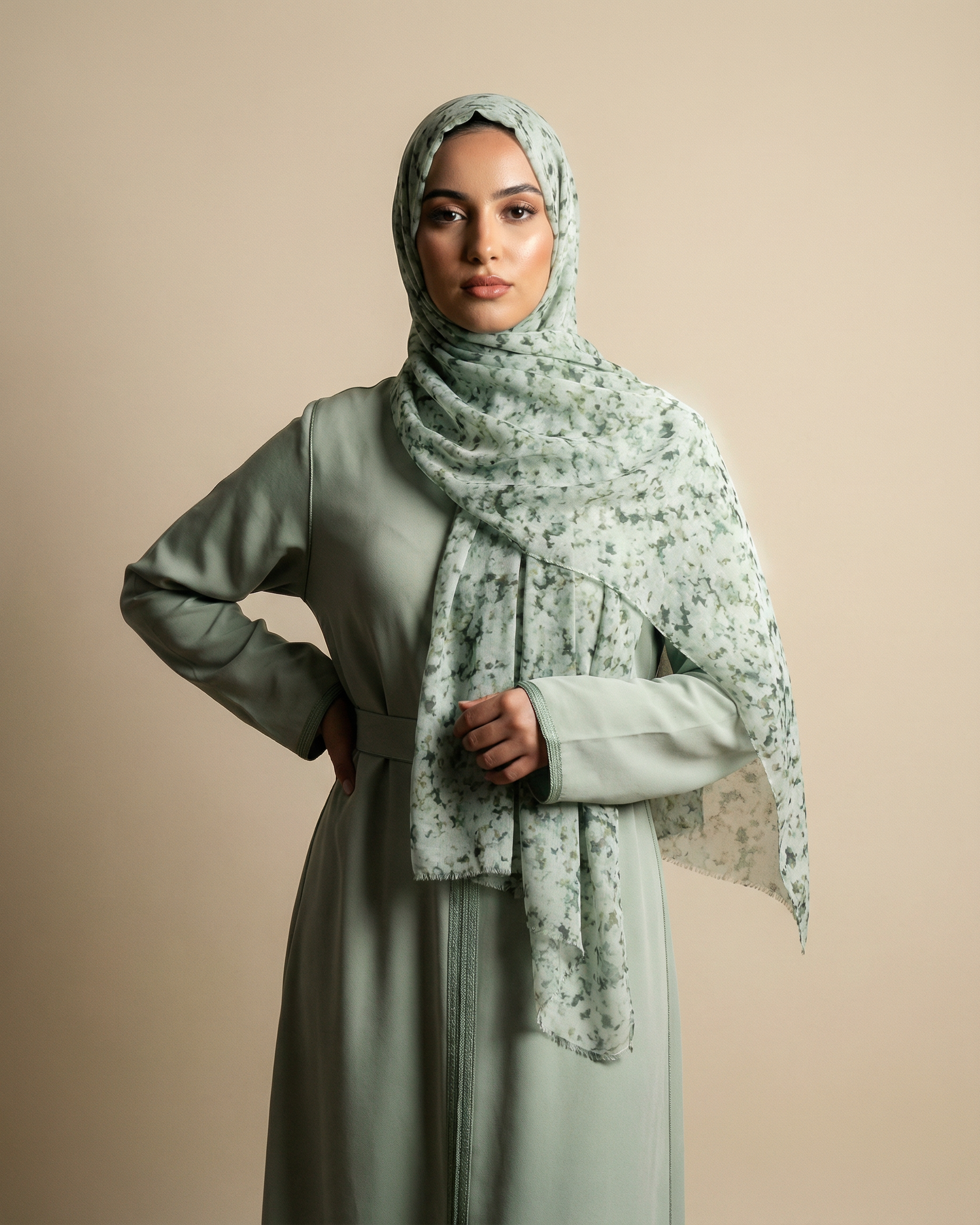 foulard femme Brume de Sauge porté par femme marocaine collection Souffle de Couleurs LAZNA Casablanca