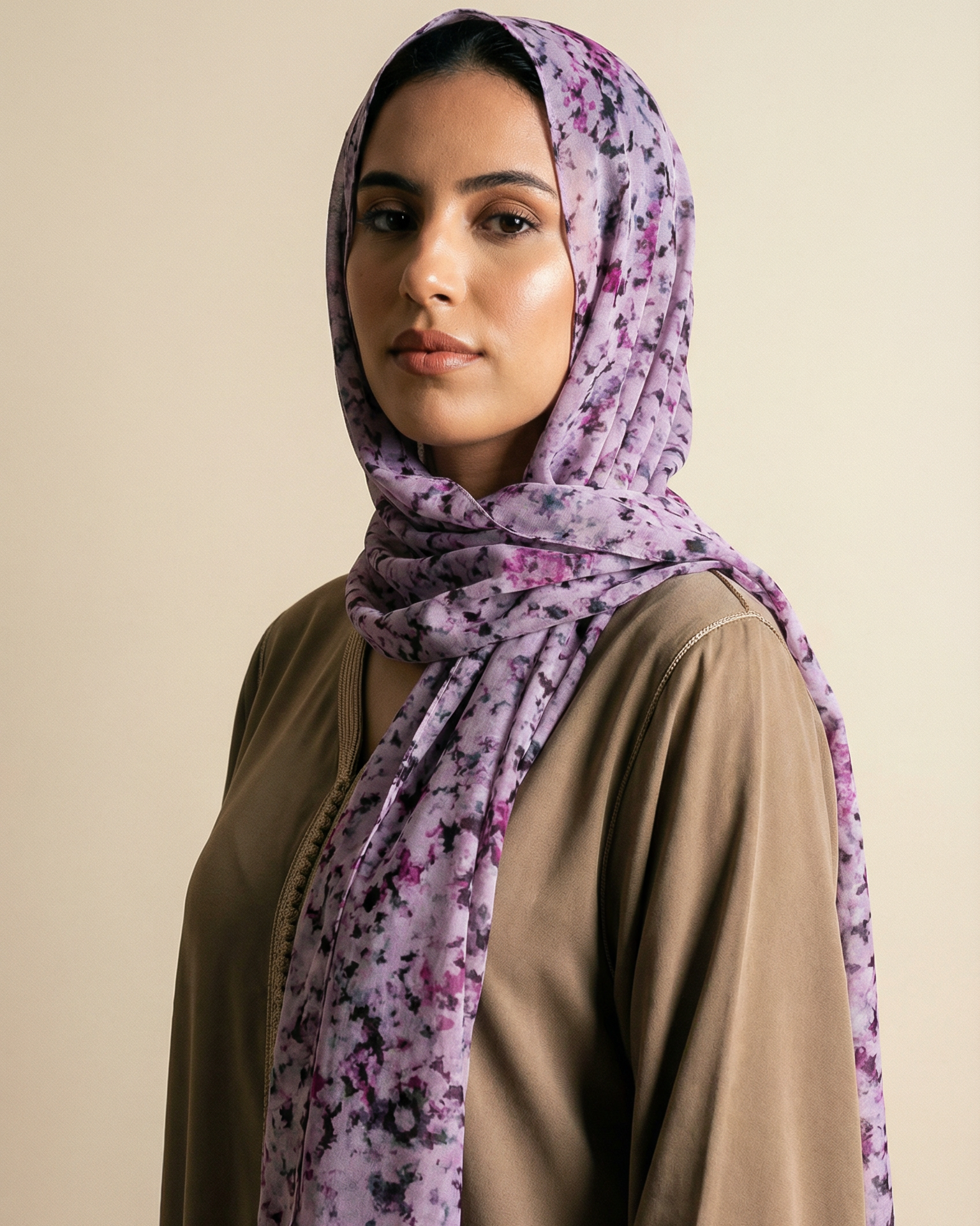 foulard femme Eclat de Lavande porté par femme marocaine collection Souffle de Couleurs LAZNA Casablanca
