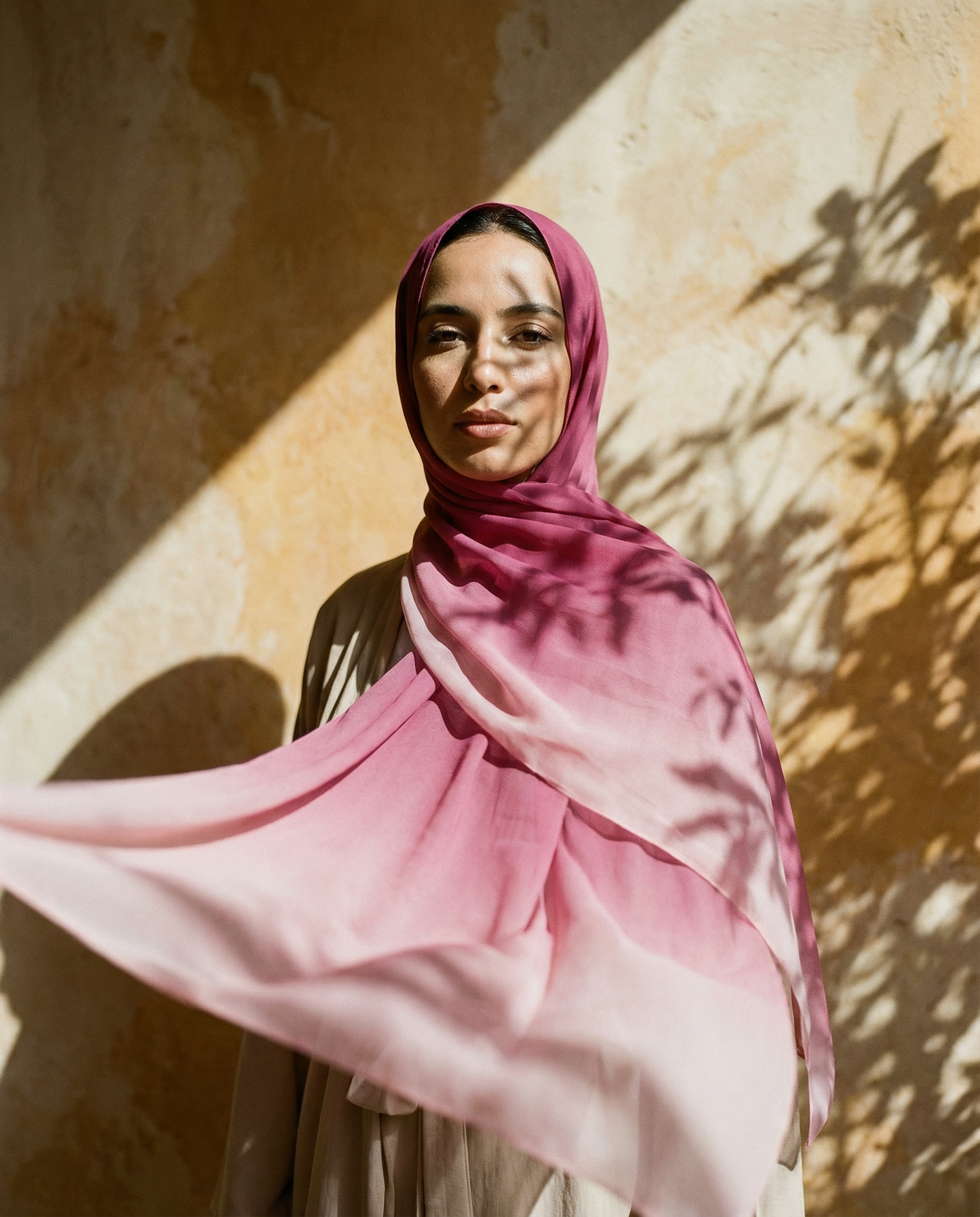 foulard femme rose rosée de pivoine porté par femme marocaine collection Souffle de Couleurs LAZNA 