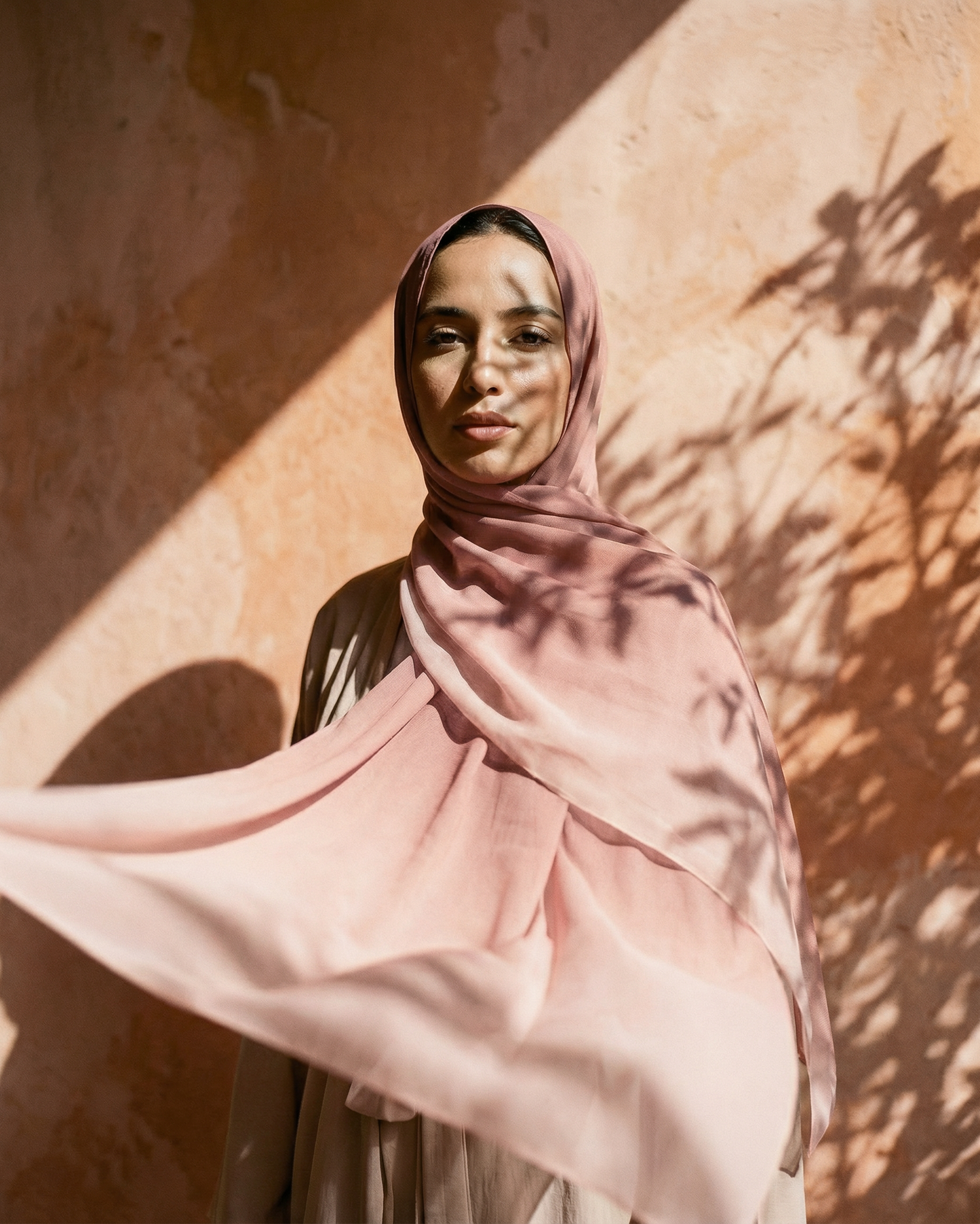 foulard femme rose Nuee de coton porté par femme marocaine collection Souffle de Couleurs LAZNA 