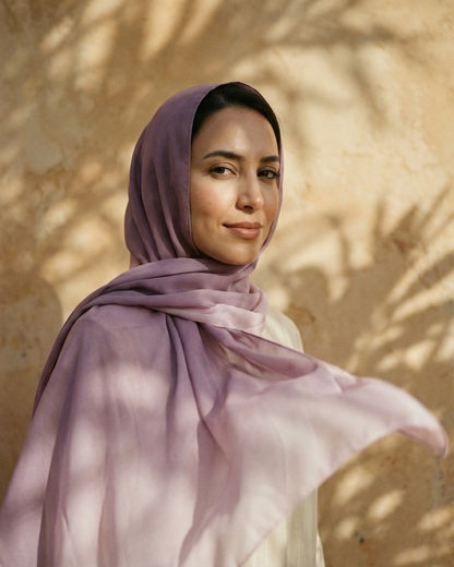 foulard femme rose voile de rosée porté par femme marocaine collection Souffle de Couleurs LAZNA 