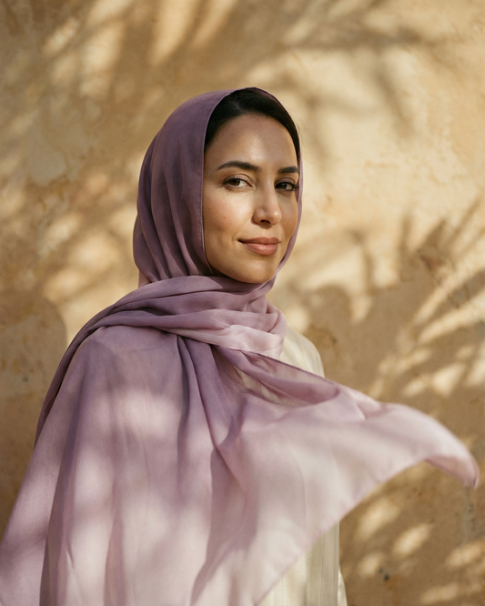 foulard femme rose voile de rosée porté par femme marocaine collection Souffle de Couleurs LAZNA 